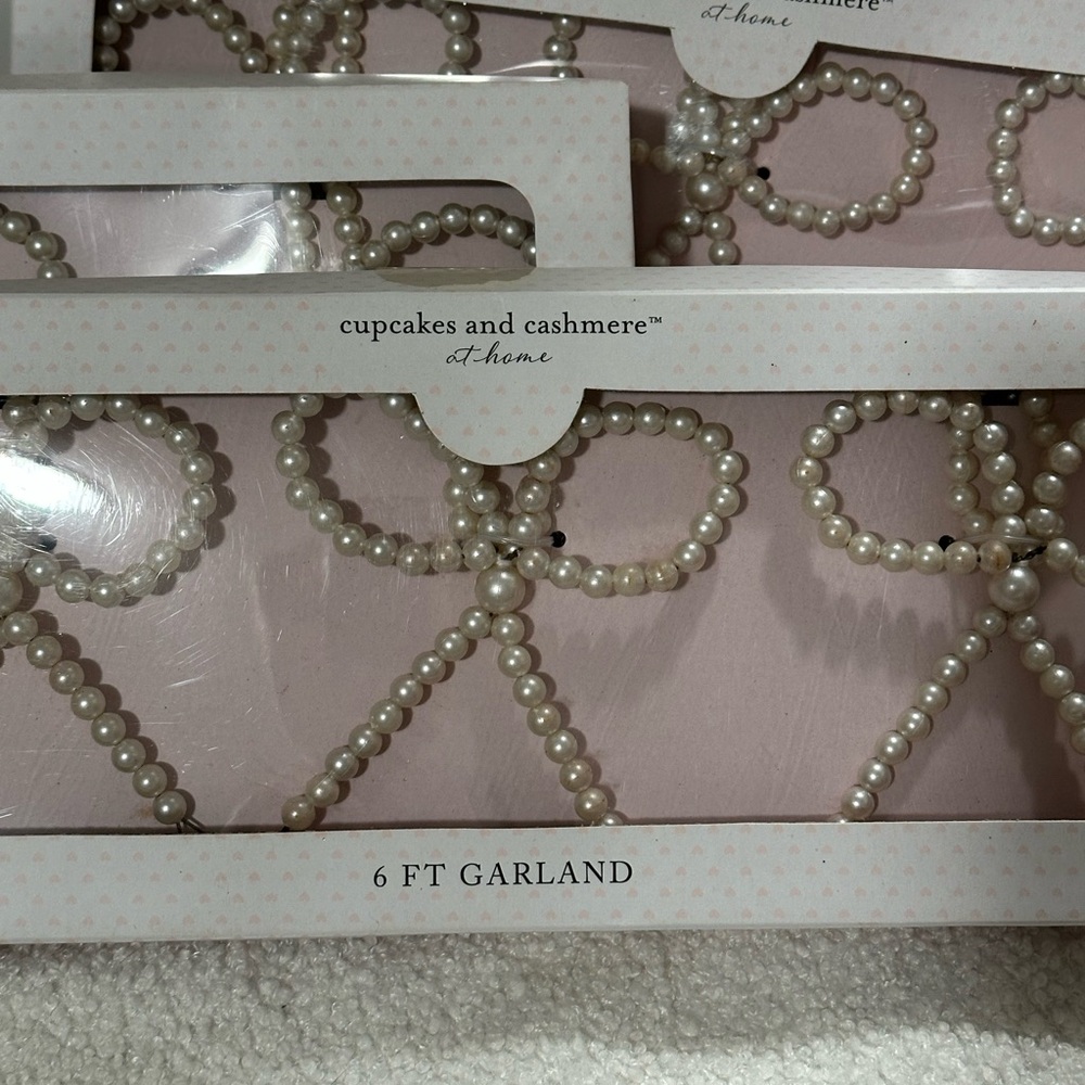 cupcakes & cashmere Pearl Bow Garland in Soft White